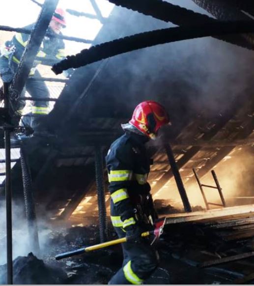 Incendiu puternic în Dumbrăveni: Pompierii intervin pentru stingerea flăcărilor 1 incendiu dumbraveni