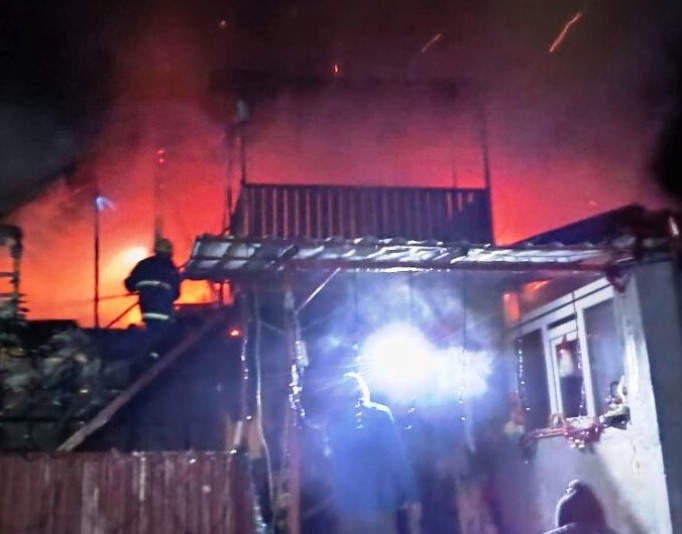 Incendiu Noaptea Trecută în Dumitrești! Intervenție de Urgență a Pompierilor și Voluntarilor 1 incendiu dumitresti
