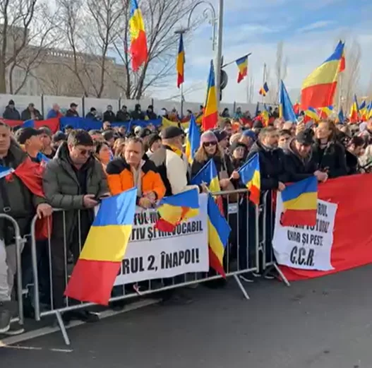 Miting neautorizat în fața Parlamentului: Susținătorii lui Călin Georgescu cer reluarea turului al doilea al alegerilor prezidențiale 1 miting calin georgescu
