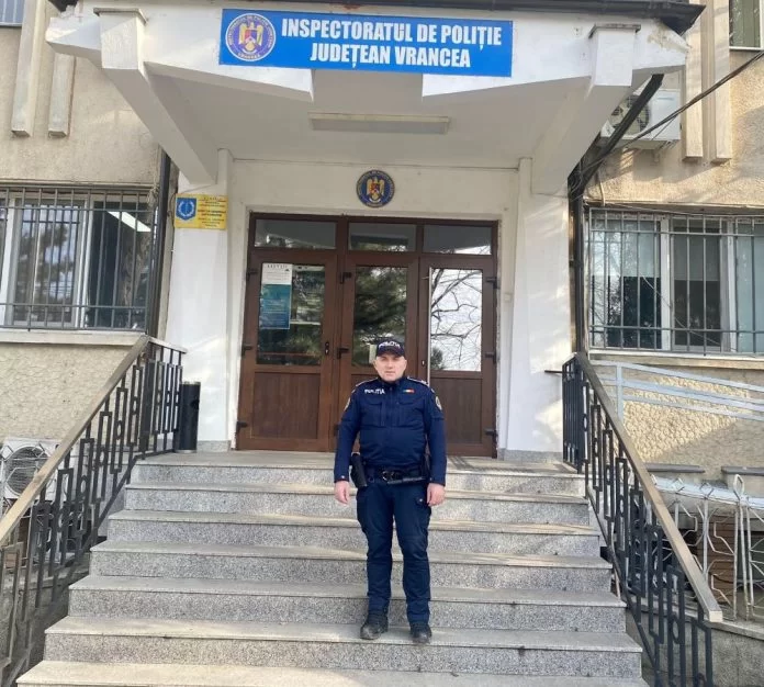 Eroul din Focșani: Un polițist a salvat o fetiță de 3 ani care se înecase cu mâncare 1 politist a salvat fetita