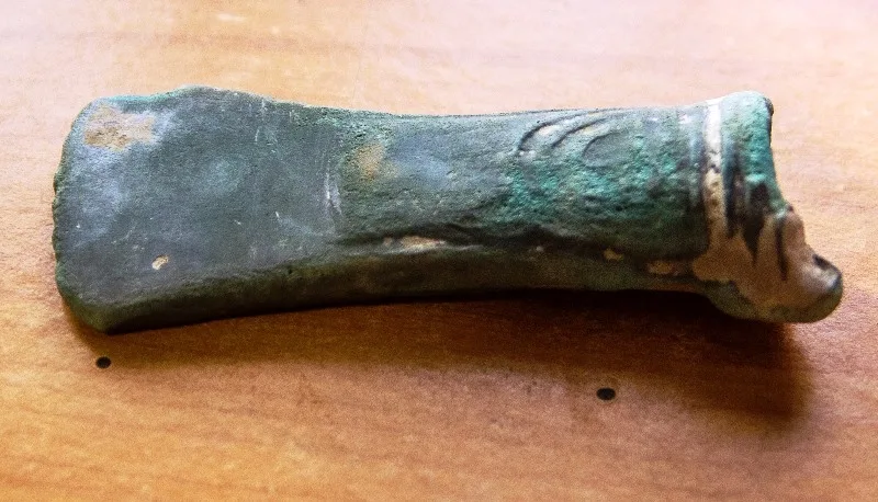 Descoperire remarcabilă în Dumitrești, Vrancea: un topor celtic de 3.000 de ani, găsit cu detectorul de metale 1 topor celtic dumitresti