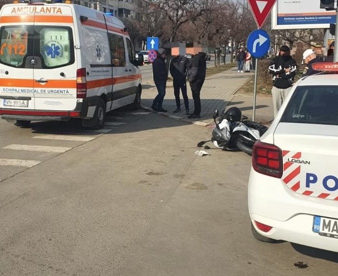 Accident pe Bulevardul Independenței din Focșani: Un motociclist rănit după impact cu un autoturism 1 accident focsani