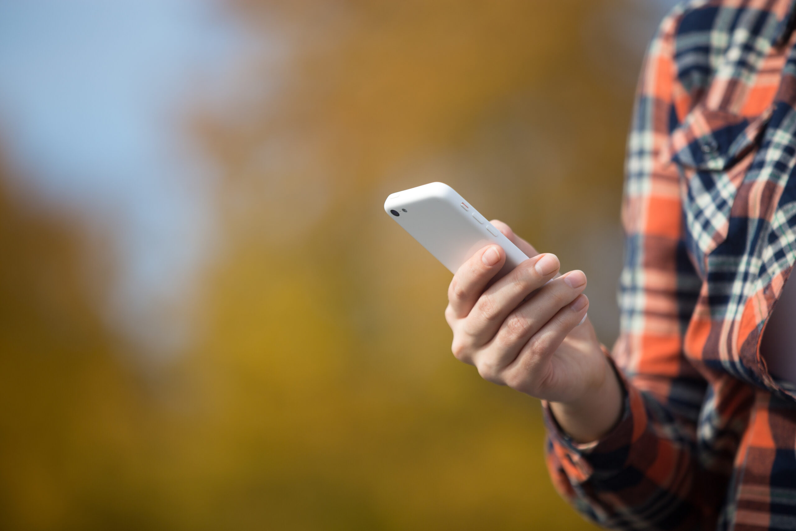 Escrocherie inedită: Doi bărbați au vândut o bucată de gresie în loc de telefon mobil 1 female hand holding mobile phone scaled