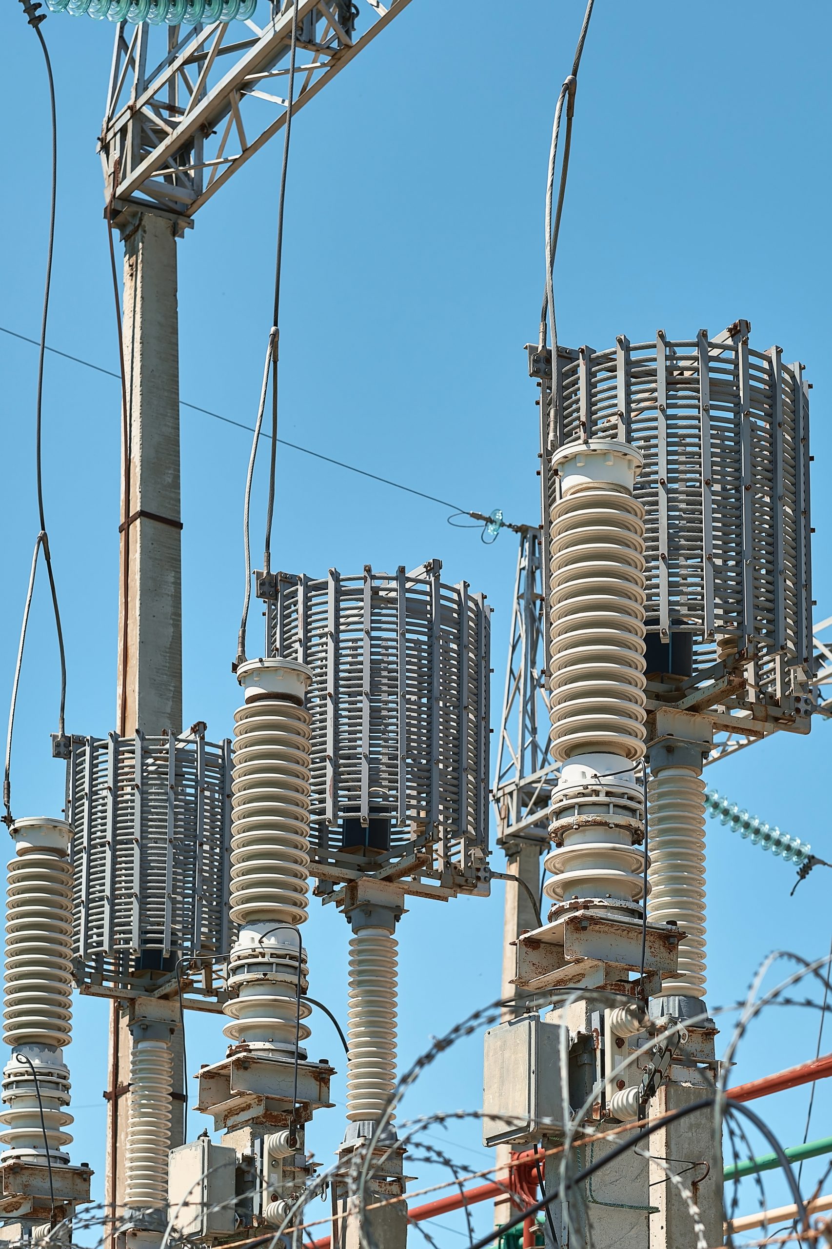 România exportă energie ieftină în Ungaria, dar importă scump seara! Cine profită? 1 high voltage electrical transformers electricity distribution power plant close up scaled