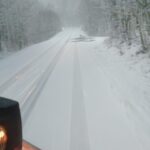 FOTO-Prima ninsoare serioasă în zona montană a Vrancei! Drumarii intervin pentru deszăpezire 6 iarna 2