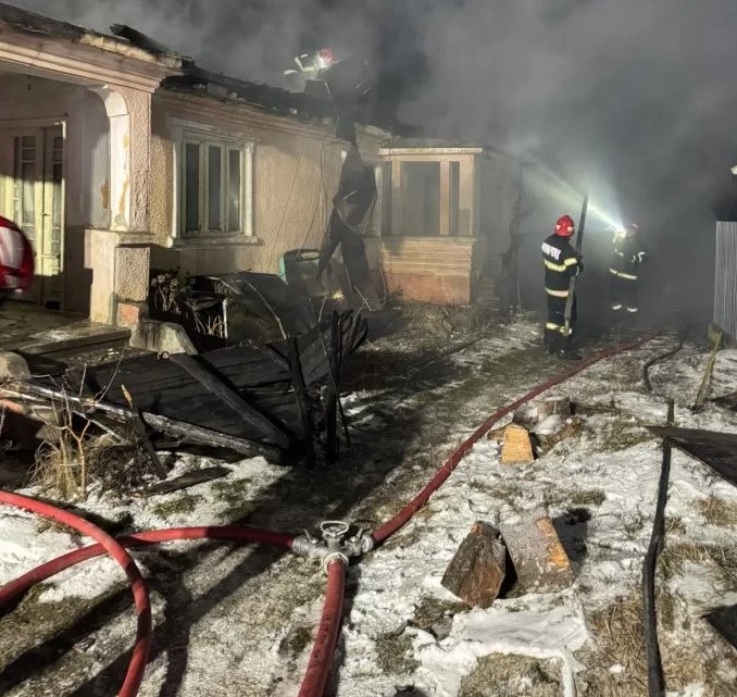 Casă mistuită de flăcări în Țifești! Proprietarii au pierdut totul într-un incendiu devastator 1 incendiu tifesti