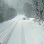 FOTO-Prima ninsoare serioasă în zona montană a Vrancei! Drumarii intervin pentru deszăpezire 8 ninge la munte 1