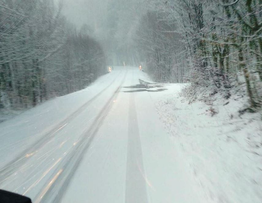 FOTO-Prima ninsoare serioasă în zona montană a Vrancei! Drumarii intervin pentru deszăpezire 1 ninge la munte