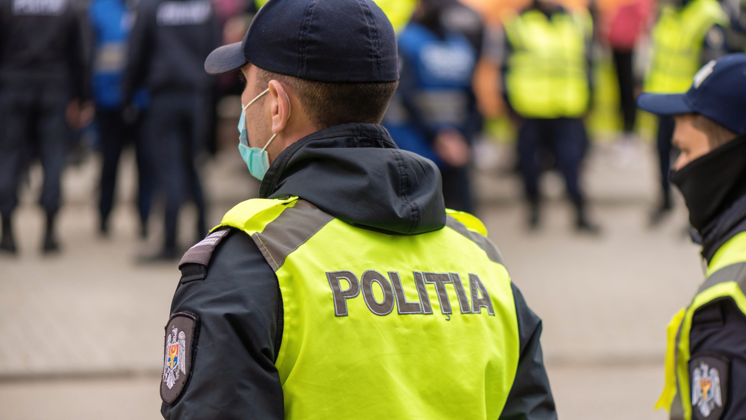 Eșecul autorităților în fața traficanților de cocaină pe litoralul Mării Negre: o analiză detaliată 1 policeman people protesting snap elections front constitutional court building scaled