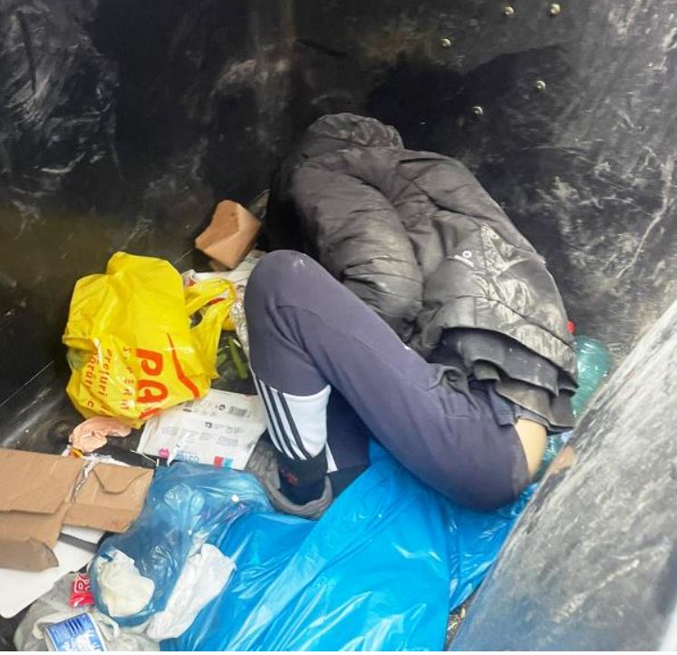 Tânăr găsit inconștient într-o pubelă de gunoi la Focșani 1 tanar pubela focsani