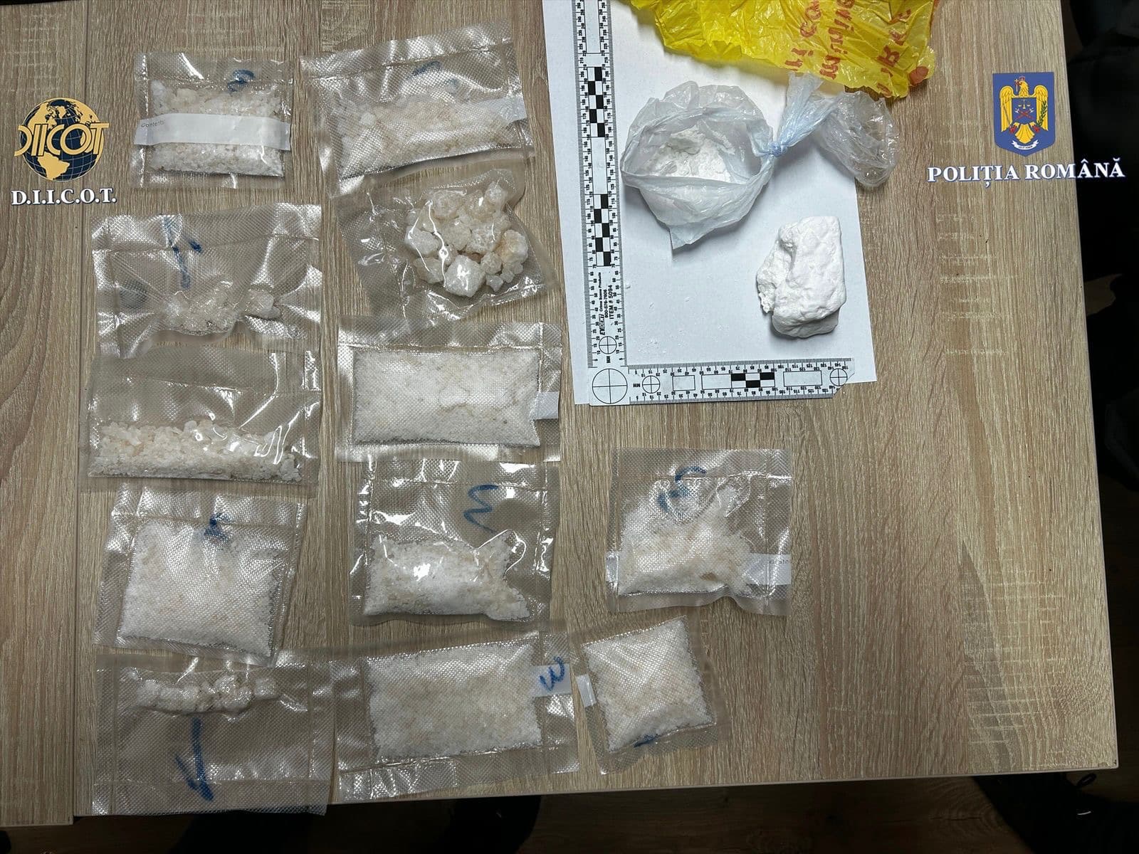 Traficanți de droguri prinși în flagrant la Focșani: 100 de grame de cocaină și 370 de grame de cristal confiscate 1 traficanti droguri focsani 4