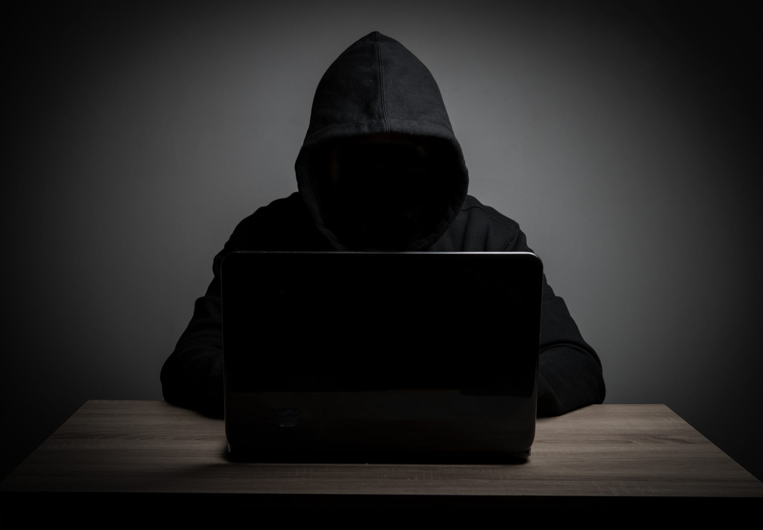 Electrocasnicele inteligente, arme secrete ale hackerilor! Cum îți pot ataca rețeaua și ce trebuie să faci urgent 1 white notebook black data firewall scaled