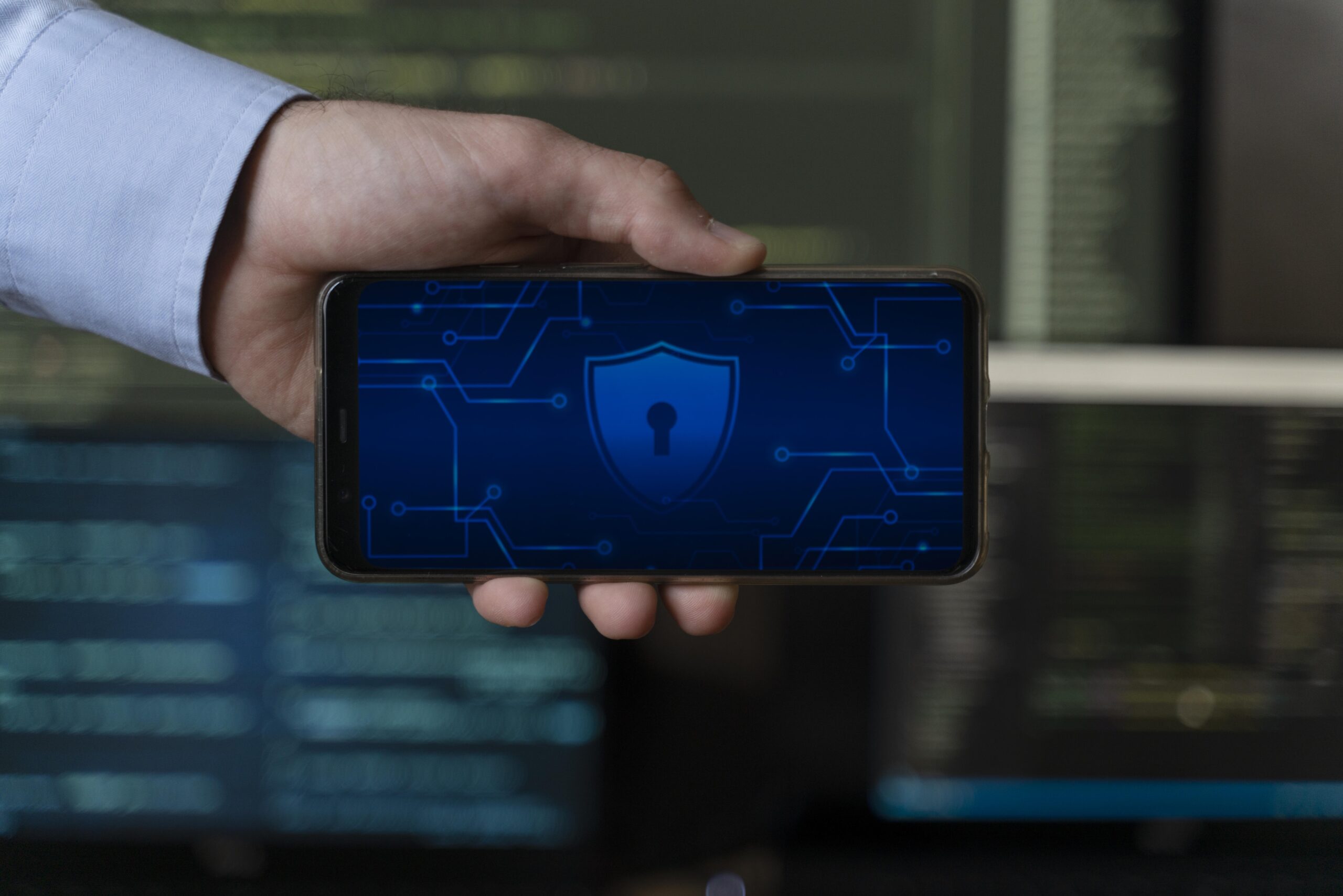 ATENȚIE! Semnele că telefonul tău Android a fost piratat: cum îți protejezi datele personale 1 close up hand holding smartphone scaled