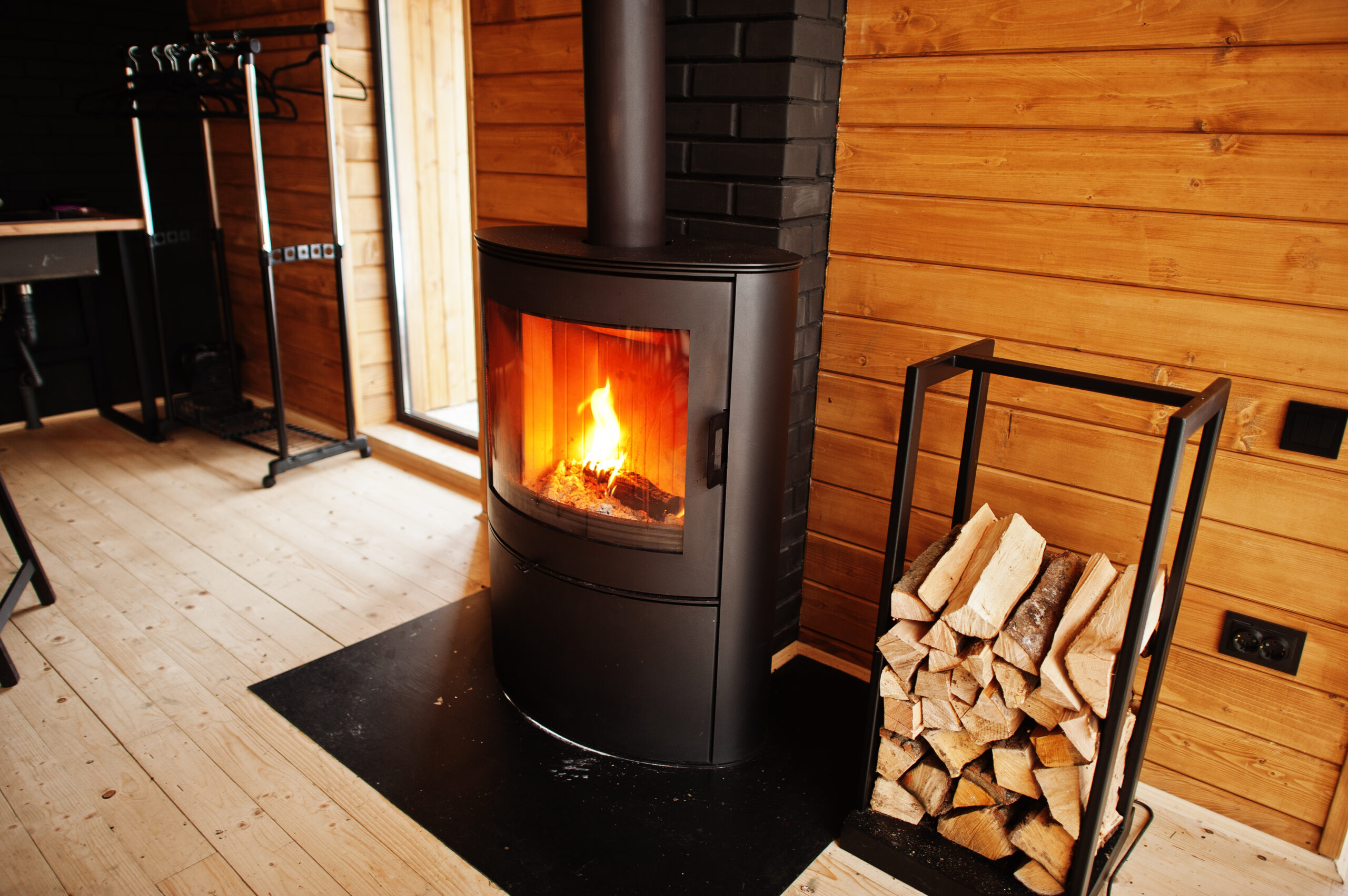Încălzirea cu lemne în UE: planuri de interzicere și reacții contradictorii 1 fireplace with woods modern wooden house scaled