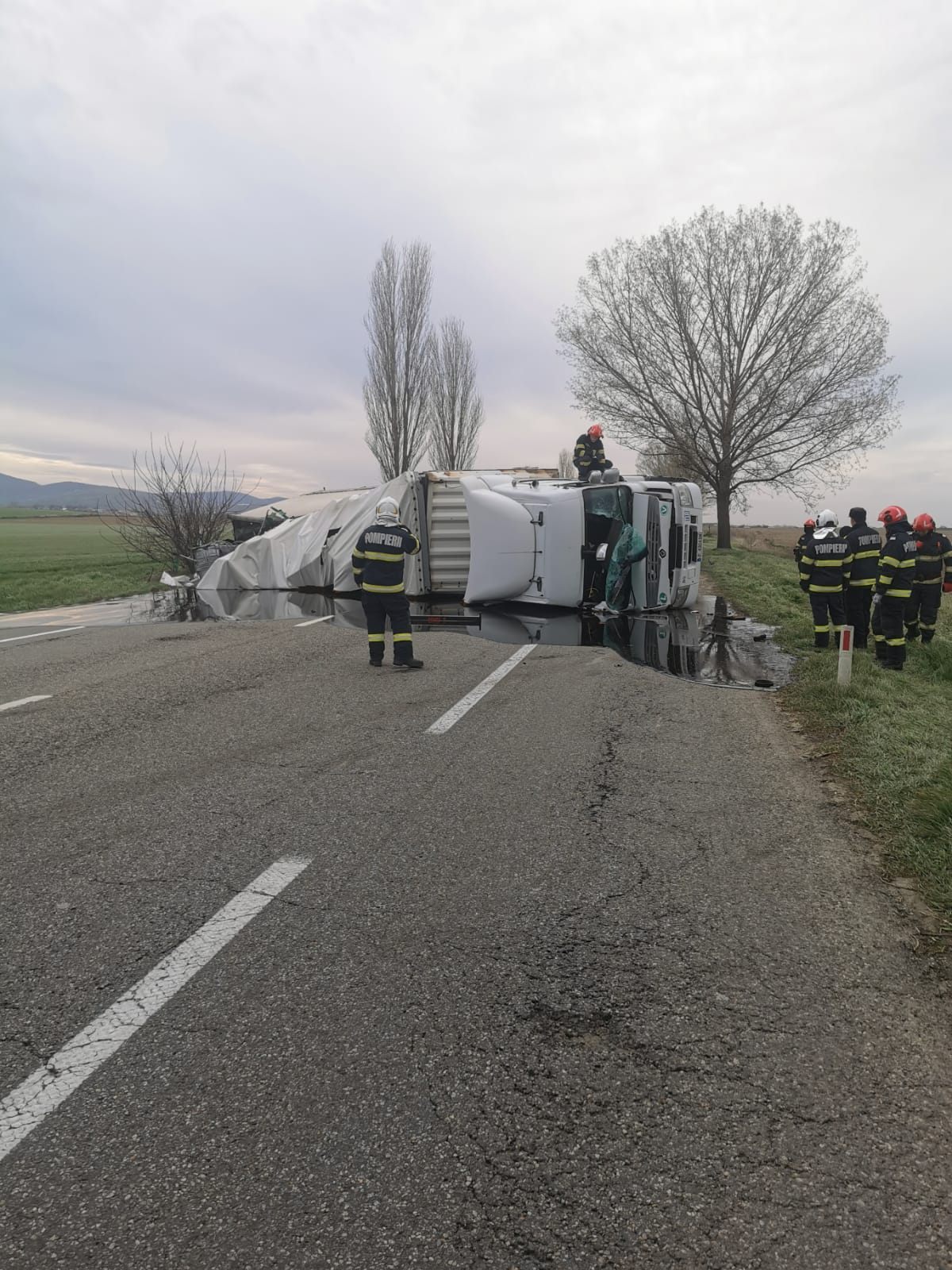 Autotren cu melasă răsturnat pe DN2-E85. Trafic blocat 1 489232073 9595421100578558 7018695441802010860 n