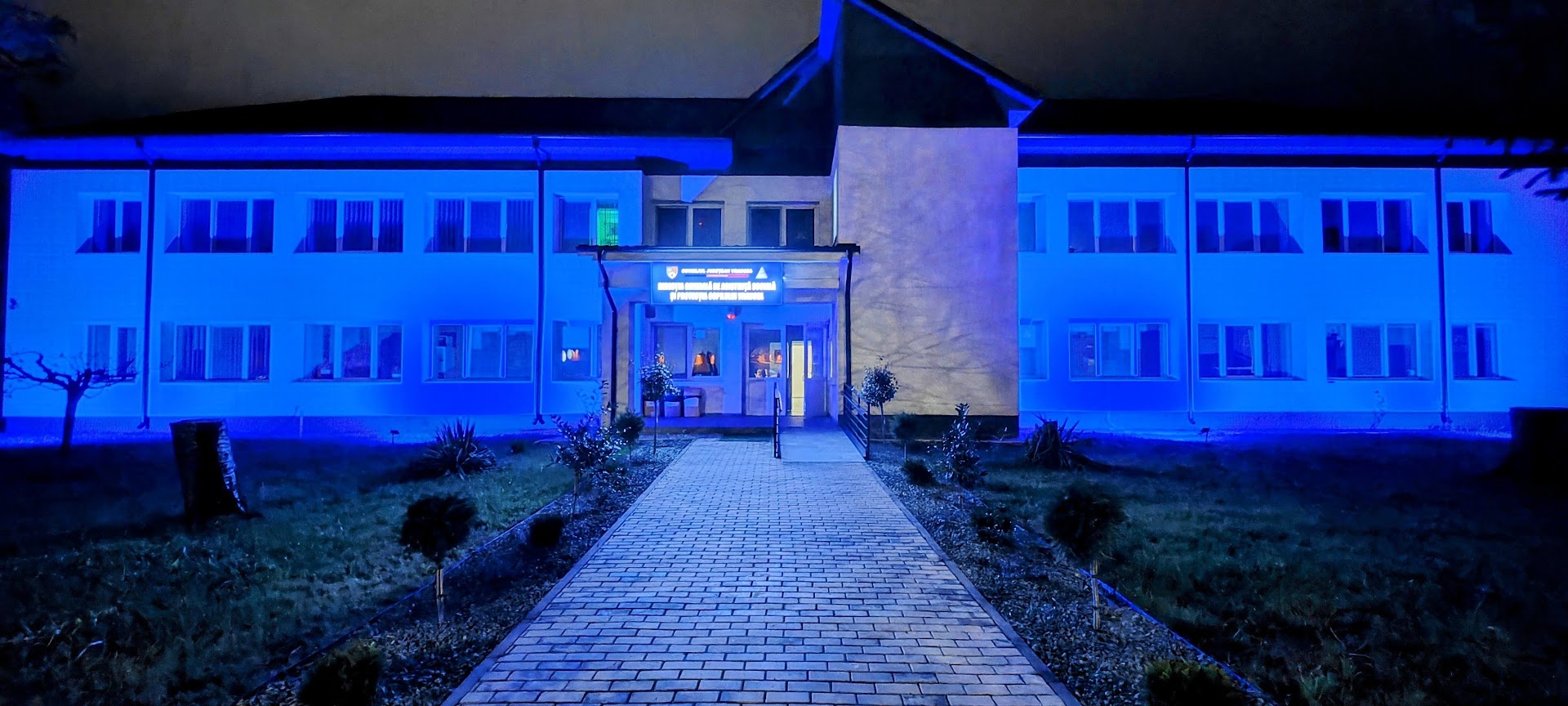 DGASPC Vrancea susține Ziua Internațională de Conștientizare a Autismului prin iluminarea clădirii în albastru 1 sediu dgaspc vrancea