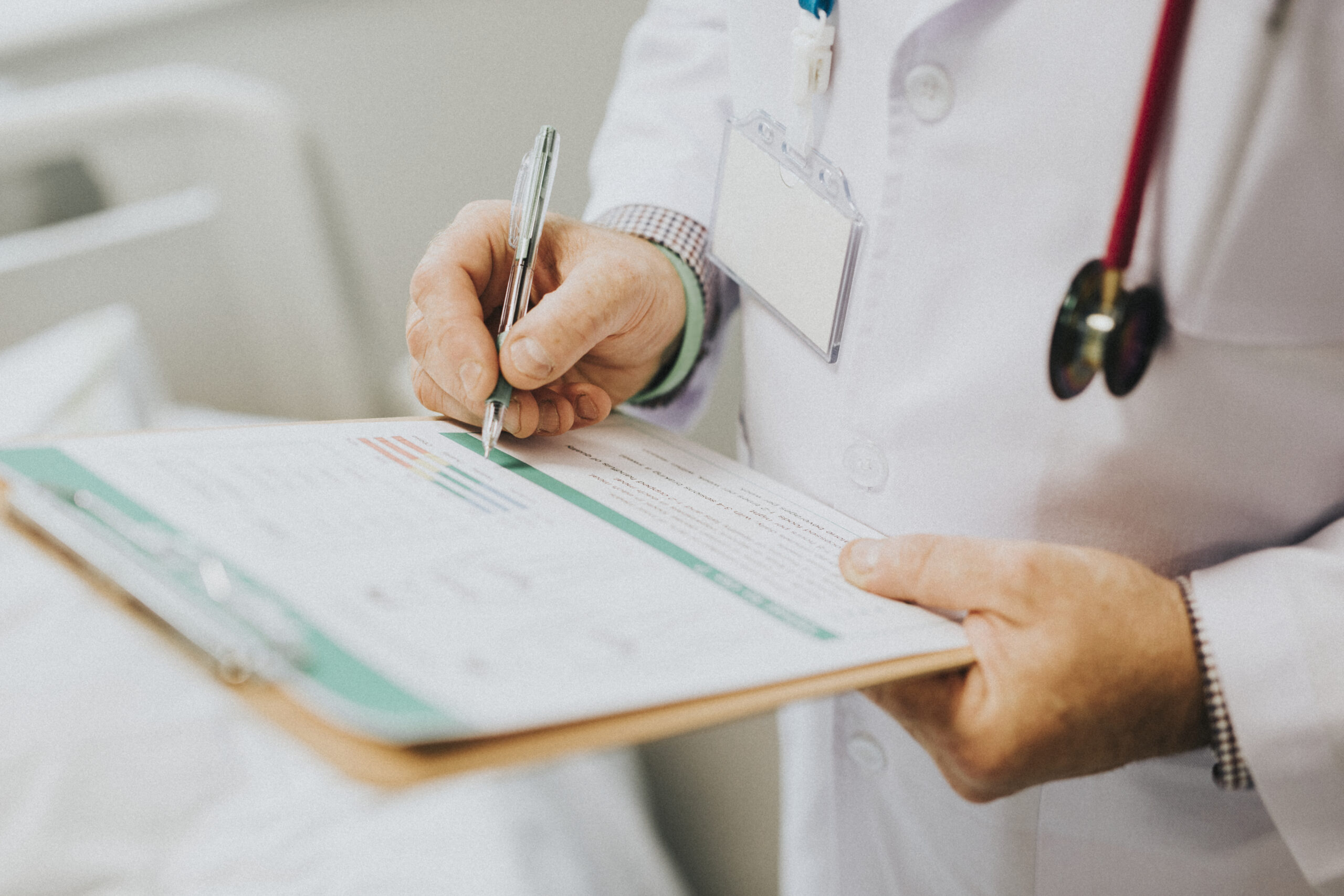 Criză medicală în Vrancea: Tinerii medici ocolesc specializările esențiale 1 physician noting down symptoms patient scaled