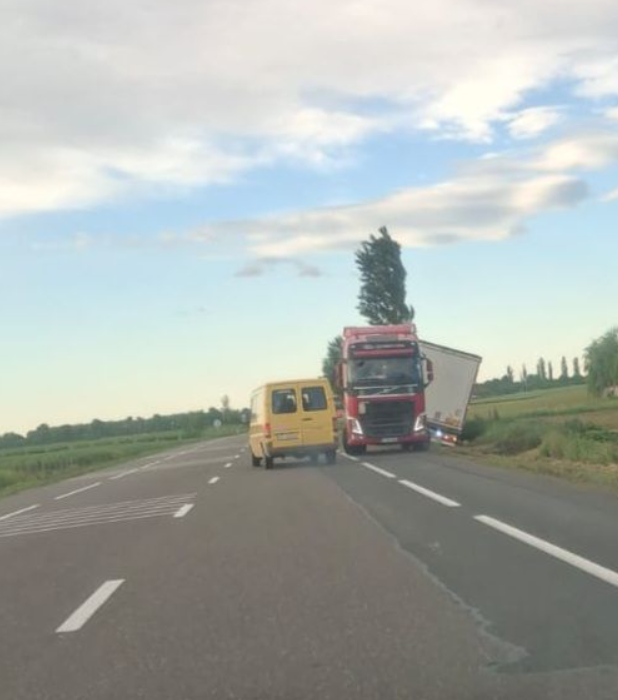 Tir ieșit în decor la Domnești, pe E85! Din fericire, nu sunt răniți 1 Screenshot 96