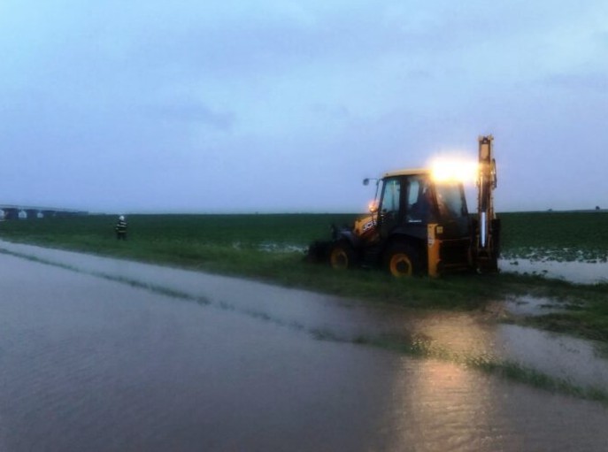 Trafic îngreunat pe DN2 în zona Domnești–Adjud, din cauza unei acumulări de apă pe carosabil 1 e85 inchis de inundatii