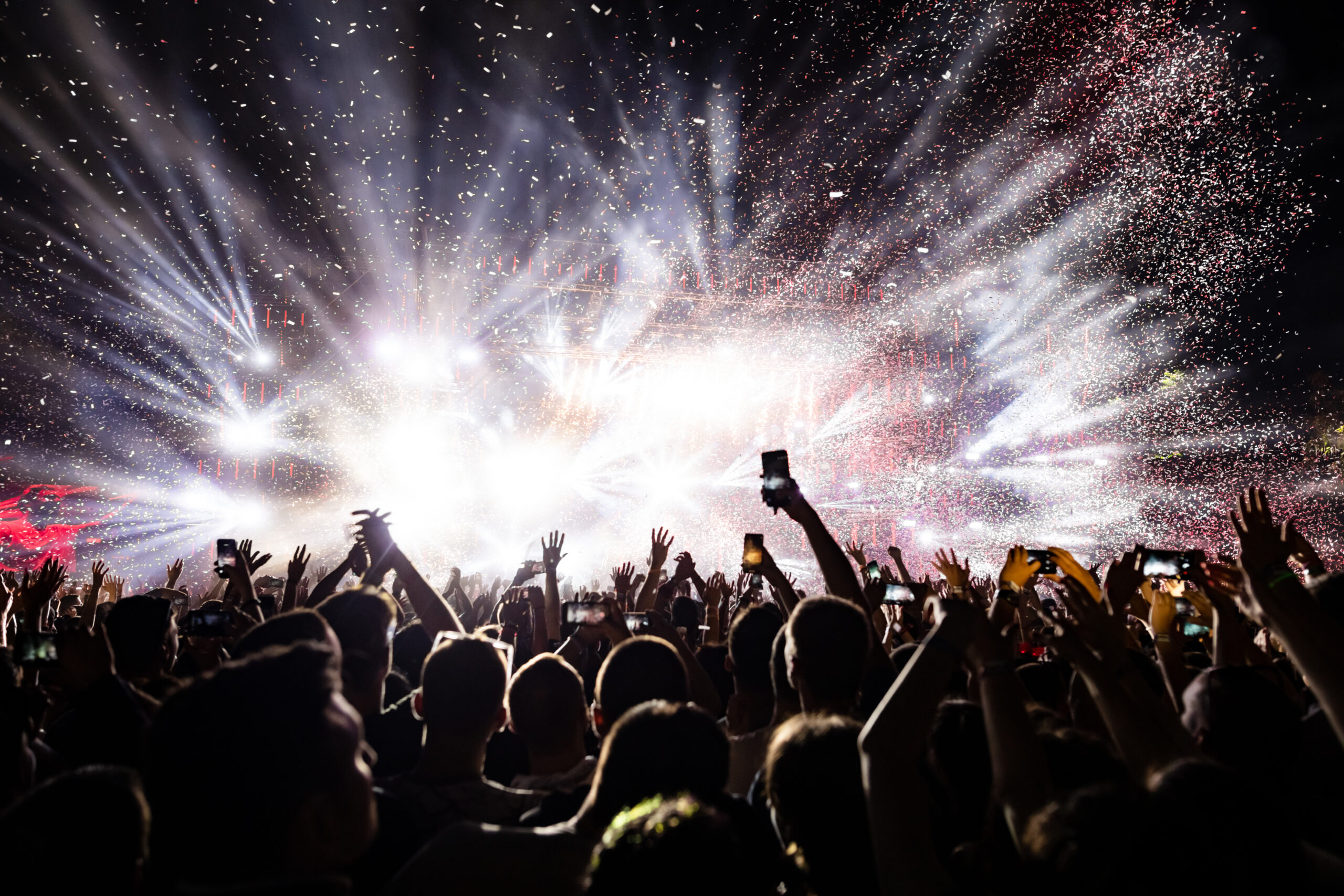 Bulevardul care prinde viață! Festivalul Antante, peste 50 de spectacole și un concert cu Nicole Cherry 1 excited audience watching confetti fireworks having fun music festival night copy space scaled