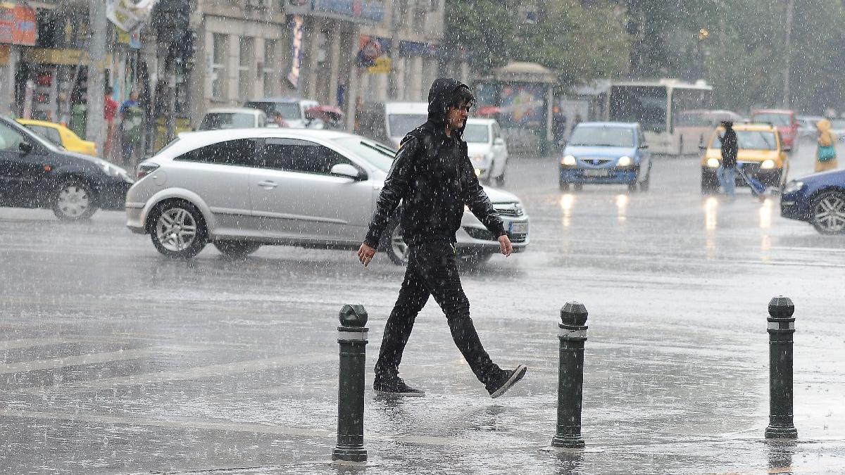 Vreme de toamnă în plină primăvară: cod de instabilitate atmosferică prelungit până marți 1 vremea azi