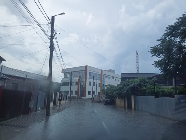 Focșani sub ape: instituții și magazine inundate, copaci căzuți peste mașini în urma unei furtuni violente 1 focsani inundatii