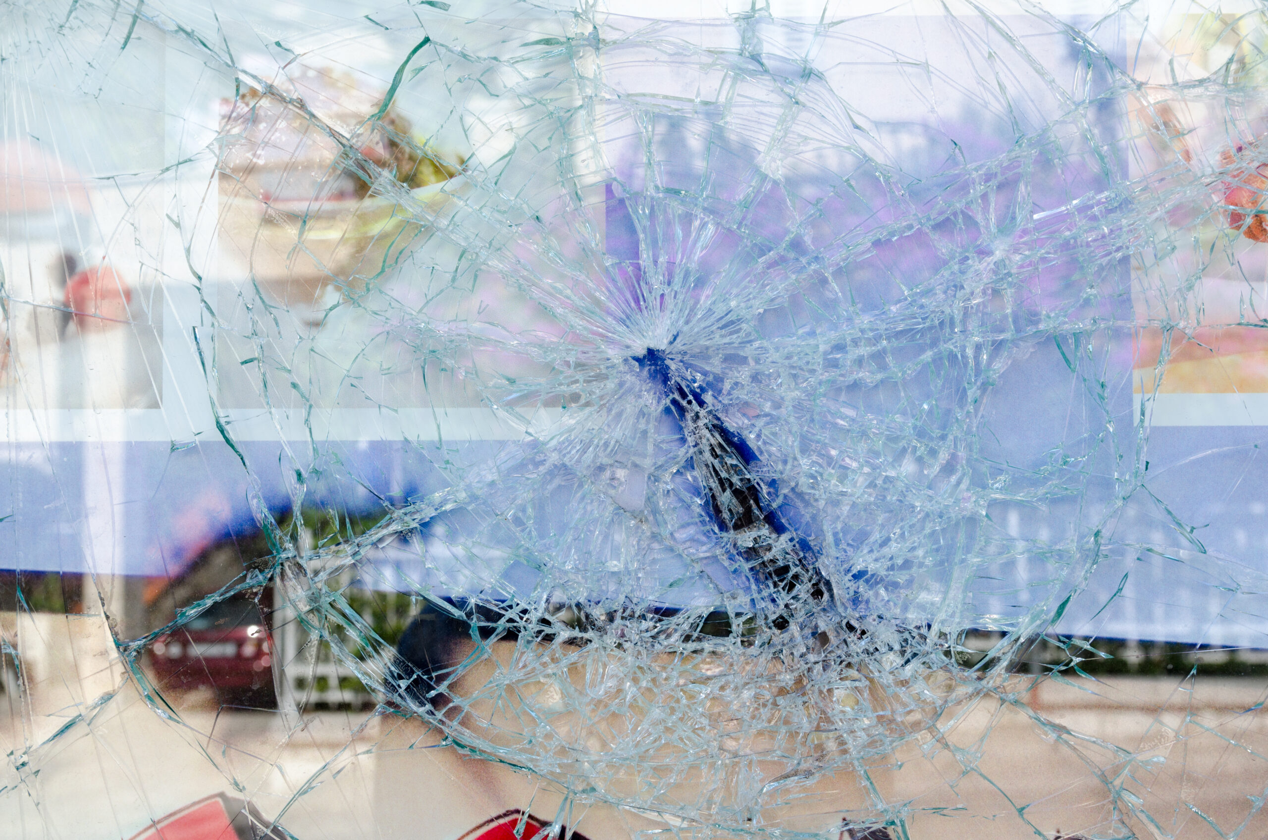 Incident șocant la Focșani: un bărbat a spart parbrizul unei mașini, apoi a fost internat la Psihiatrie 1 parbriz spart focsani