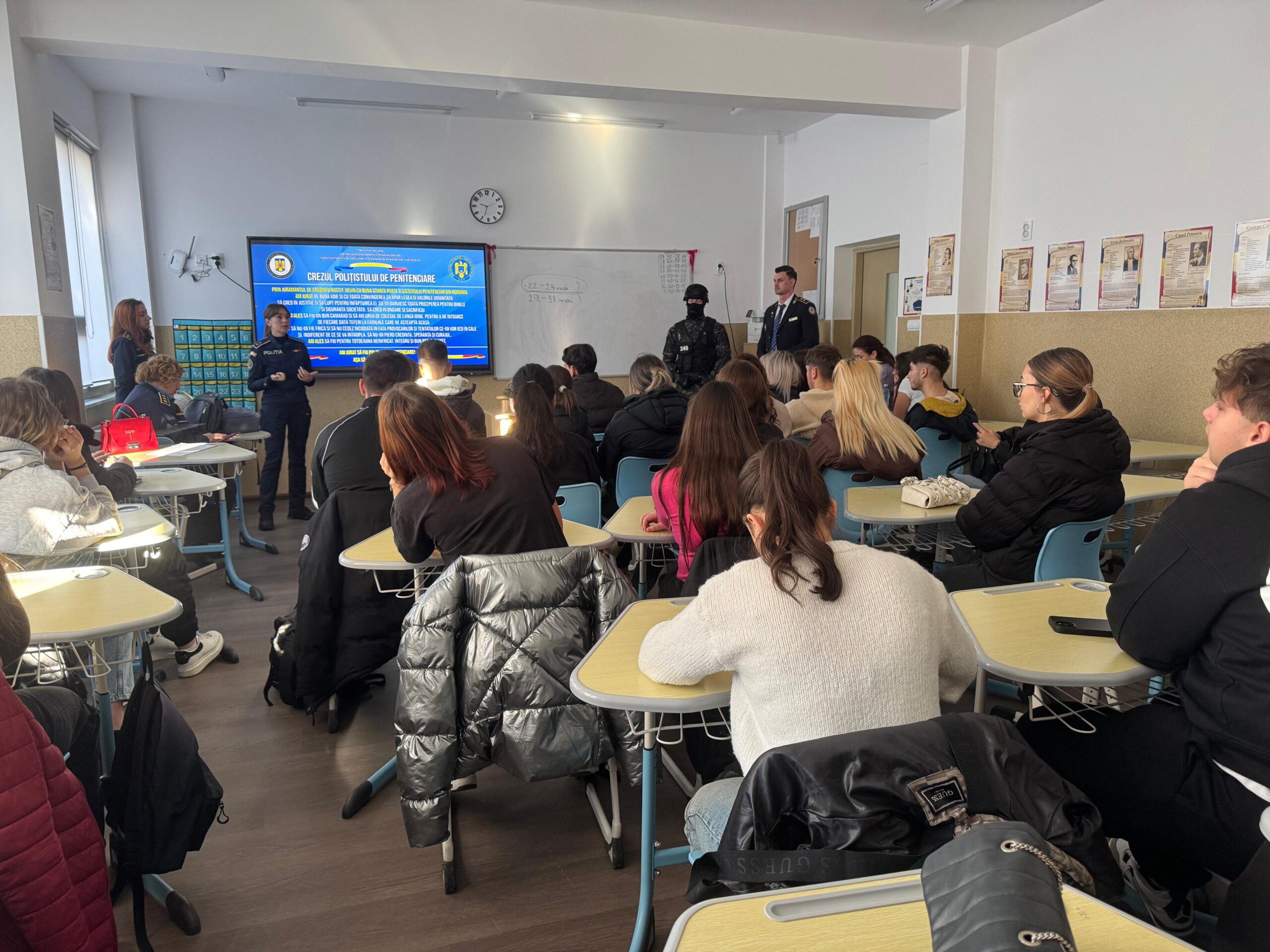 Carieră în sistemul penitenciar și lecții despre siguranță: elevii de la Liceul Tehnologic „G.G. Longinescu” au participat la o întâlnire interactivă cu Penitenciarul Focșani și IPJ Vrancea 1 activitate 3 scaled