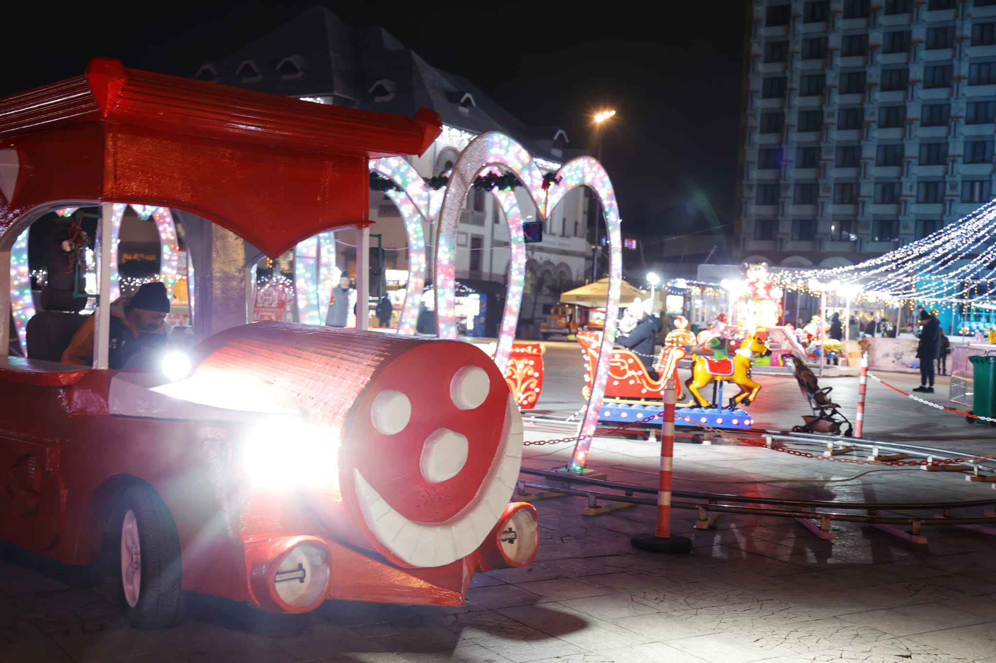 Focșaniul strălucește în luminile iernii – Târgul de Crăciun din Piața Unirii și-a deschis porțile! 1 595999113 1408195170674794 7755298040230015015 n