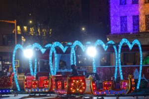 Focșaniul strălucește în luminile iernii – Târgul de Crăciun din Piața Unirii și-a deschis porțile! 5 597917022 1408194800674831 2914381514823101161 n