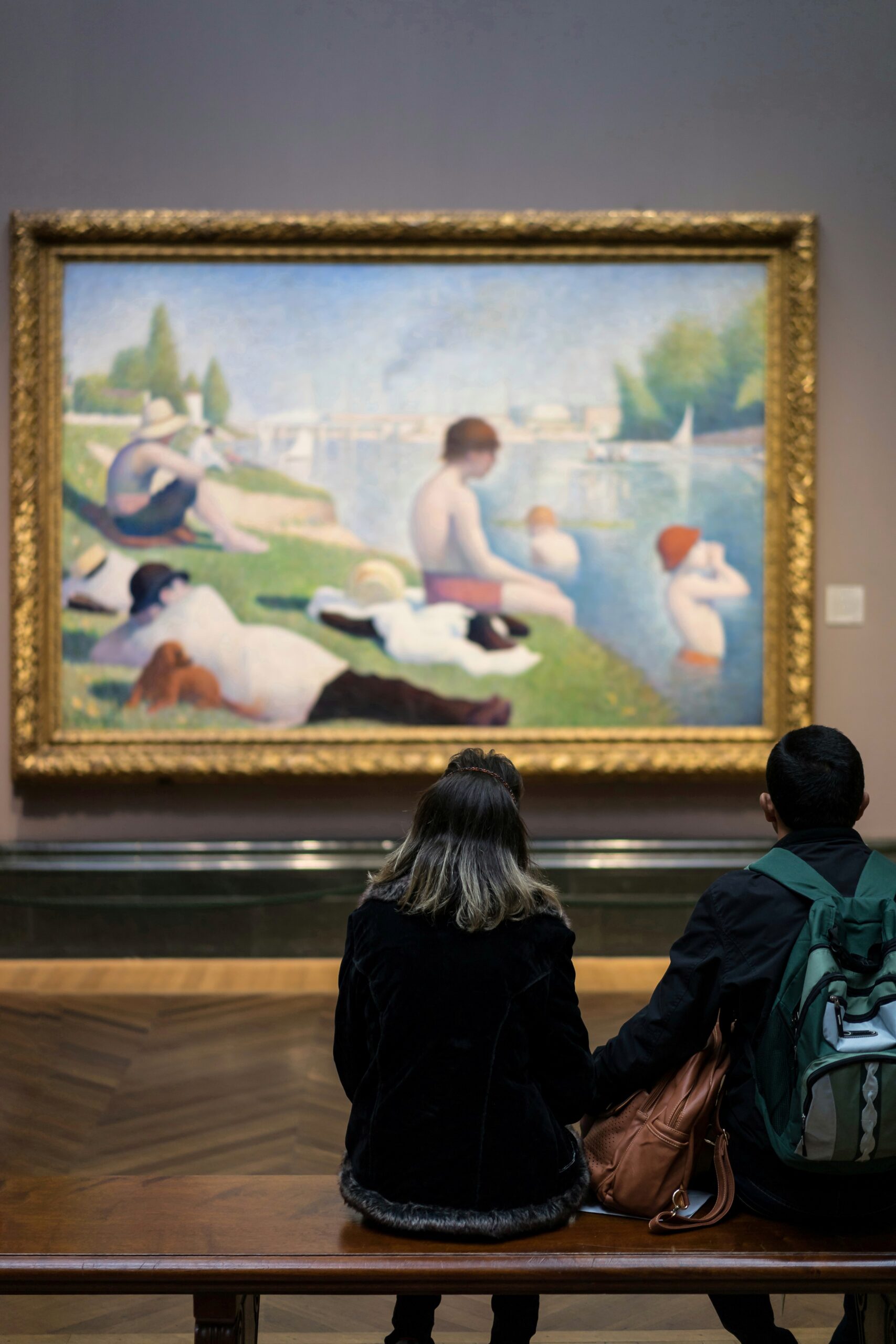 Săptămână plină de cultură și tradiție în Vrancea! Magia sărbătorilor prinde viață la Galeriile de Artă și Muzeul Vrancei 1 people looking picture art gallery scaled