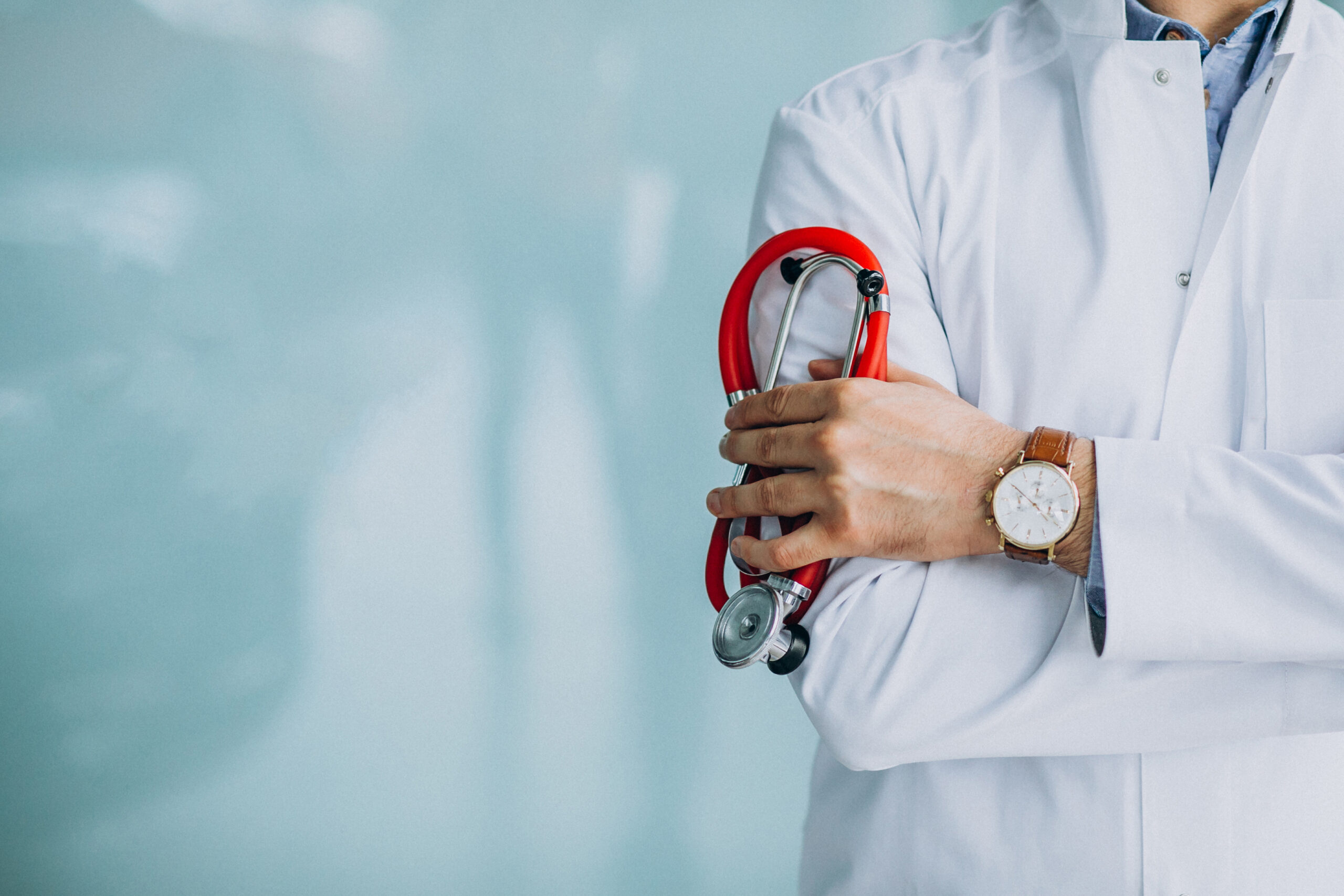 Iar sunt probleme în sistemul informatic din sănătate 1 young handsome physician medical robe with stethoscope scaled