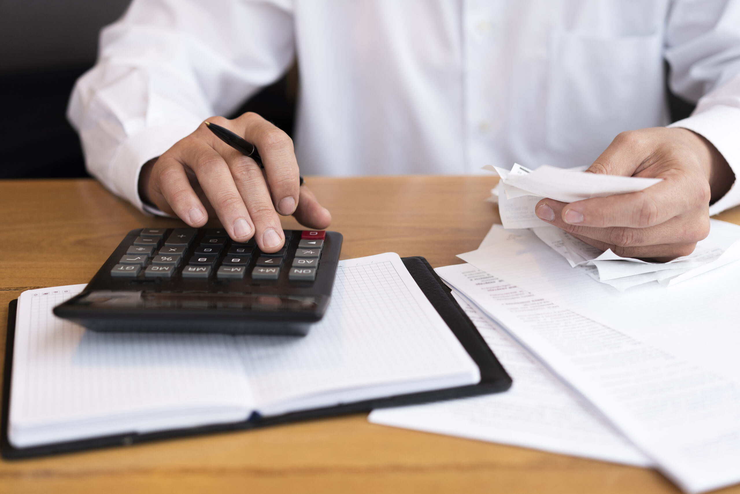 Bolojan lasă neatinse salariile uriașe ale bugetarilor de top în timp ce taxele românilor par să se tripleze 1 businessman working office scaled