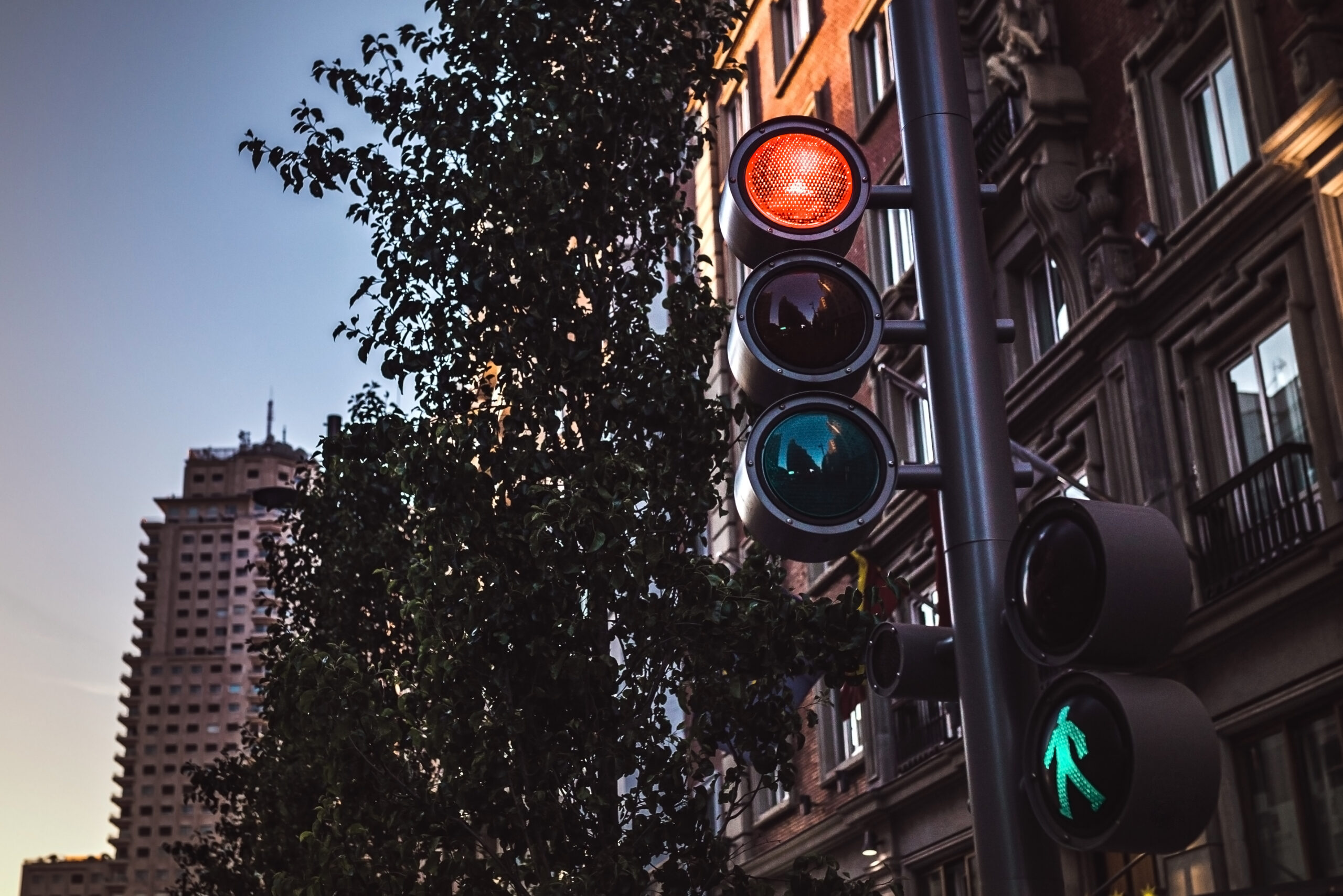 Semafoarele din Focșani revin la funcționarea normală pe timpul nopții 1 modern traffic light showing red color night modern city scaled