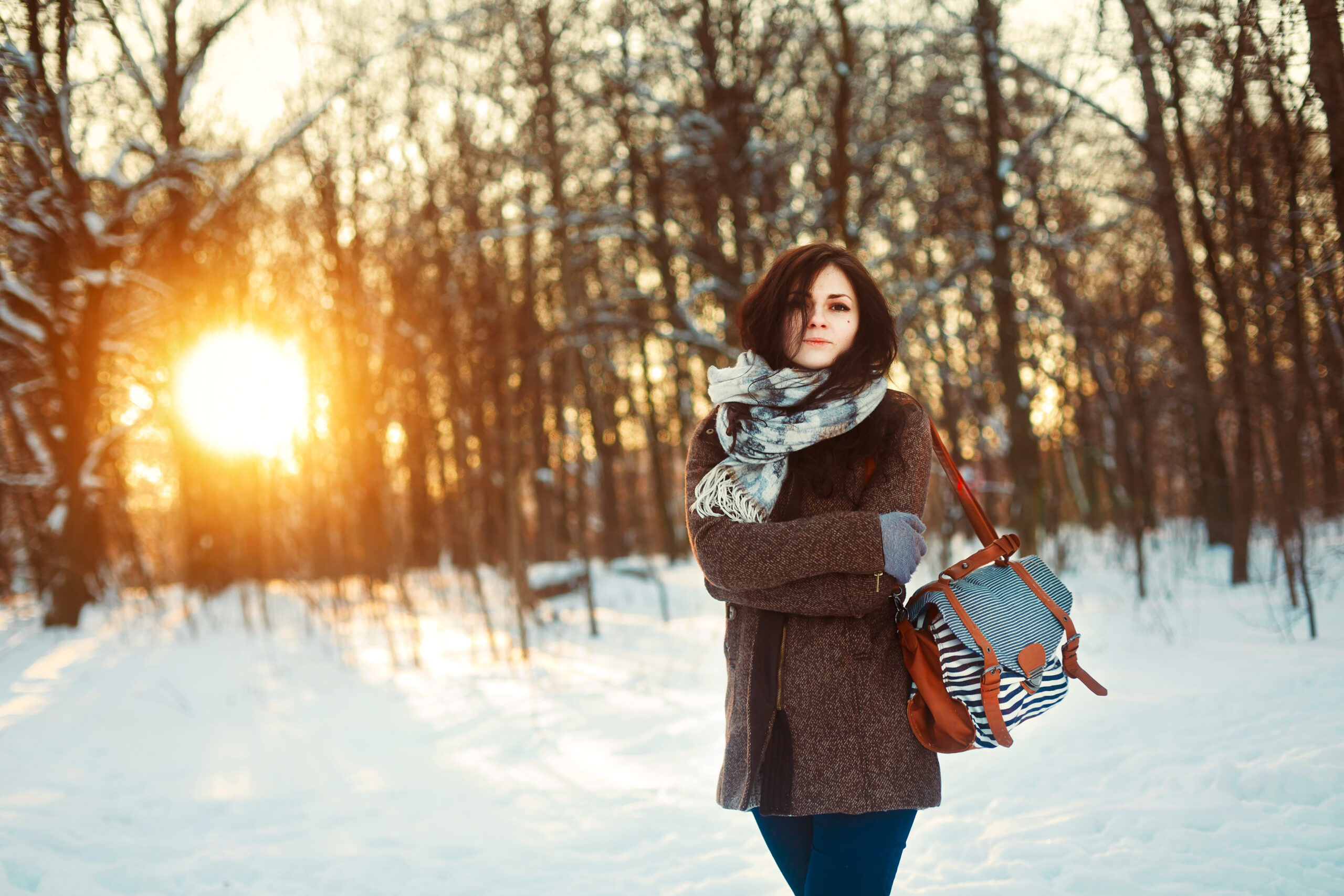 Vreme mai blândă în zilele următoare: temperaturi pozitive în Vrancea 1 teenage girl standing with her handbag snowy forest scaled