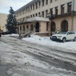 Oraș blocat pe străzile secundare, trotuar necurățat în fața Primăriei la trei zile după ninsoare, Focșaniul încă așteaptă deszăpezirea 11 WhatsApp Image 2026 02 20 at 08.58.43 1
