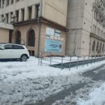 Oraș blocat pe străzile secundare, trotuar necurățat în fața Primăriei la trei zile după ninsoare, Focșaniul încă așteaptă deszăpezirea 10 WhatsApp Image 2026 02 20 at 08.58.44