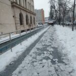 Oraș blocat pe străzile secundare, trotuar necurățat în fața Primăriei la trei zile după ninsoare, Focșaniul încă așteaptă deszăpezirea 7 WhatsApp Image 2026 02 20 at 08.58.46