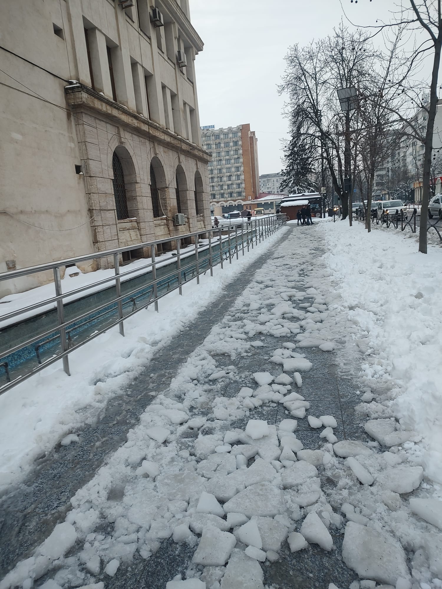 Oraș blocat pe străzile secundare, trotuar necurățat în fața Primăriei la trei zile după ninsoare, Focșaniul încă așteaptă deszăpezirea 1 WhatsApp Image 2026 02 20 at 08.58.46