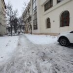 Oraș blocat pe străzile secundare, trotuar necurățat în fața Primăriei la trei zile după ninsoare, Focșaniul încă așteaptă deszăpezirea 5 WhatsApp Image 2026 02 20 at 08.58.57